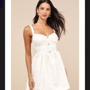 Elegant White Sleeveless Dress